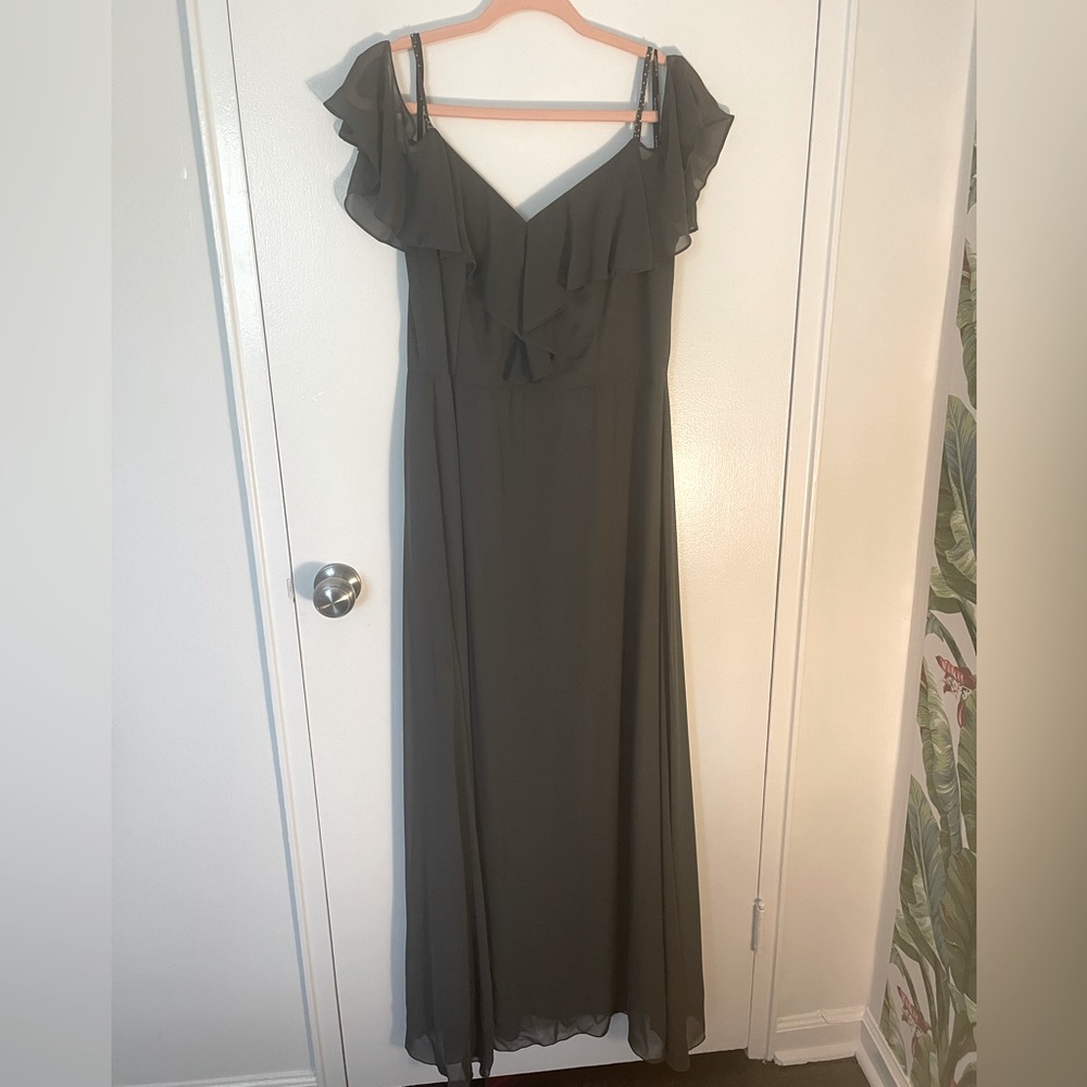 Gray Floor Length Formal Dress Size 16